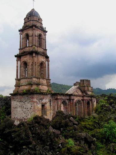 Iglesia abandonada de San Juan Parangaricutiro, México | Destino Infinito