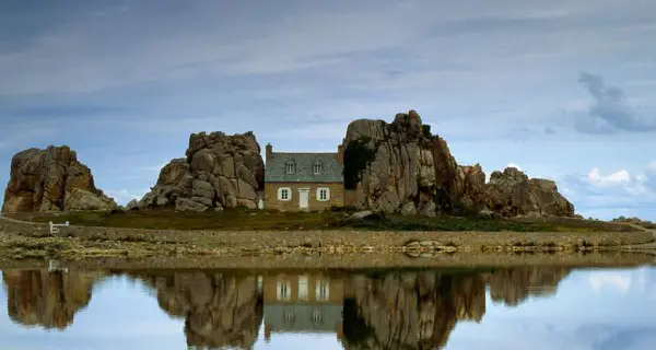 casa entre rocas
