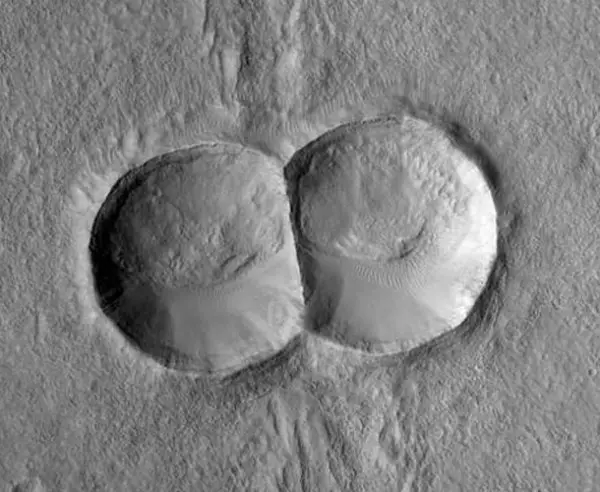 Cráter mitosis en Marte
