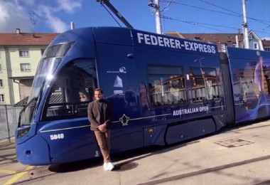 Basilea inaugura un tranvía dedicado a Roger Federer