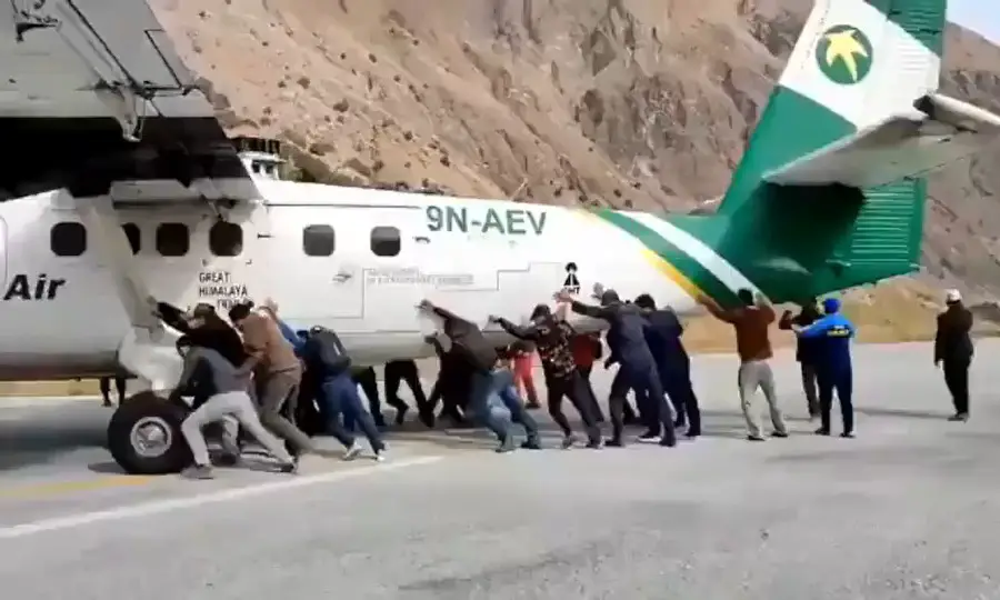 Avión atascado en Nepal: los pasajeros tuvieron que empujar