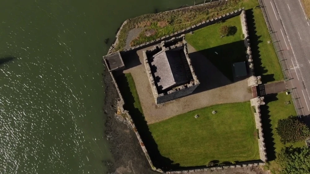 Antiguo castillo Narrow Water Castle, en Irlanda del Norte