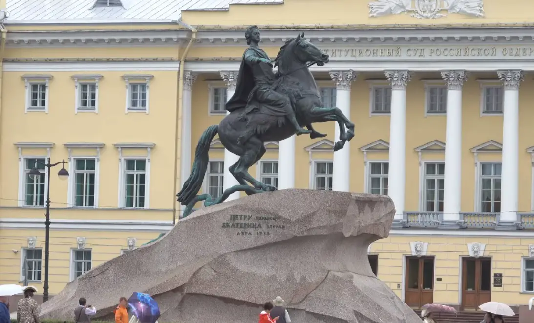 El Caballero de Bronce y la Piedra de Trueno de San Petersburgo