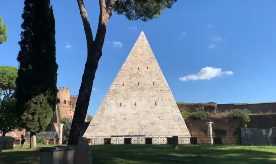 Pirámide de Cestio en Roma, Italia