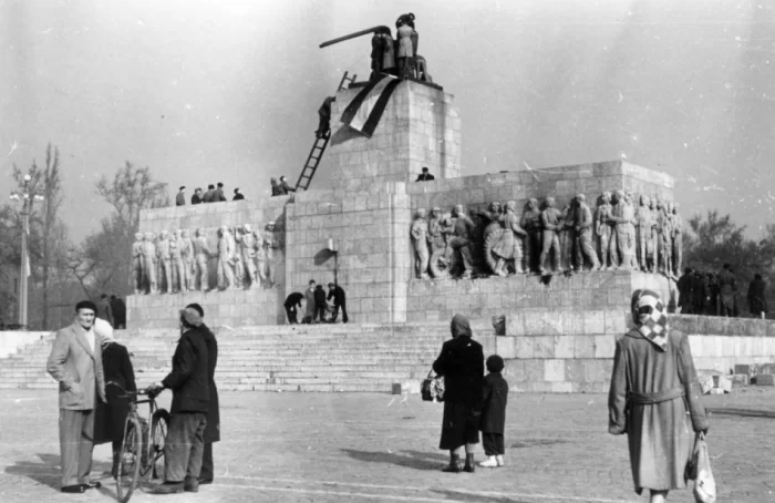 monumento stalin destruido