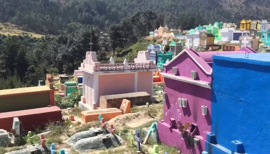 Cementerio de Chichicastenango, color y cosmovisión maya en Guatemala