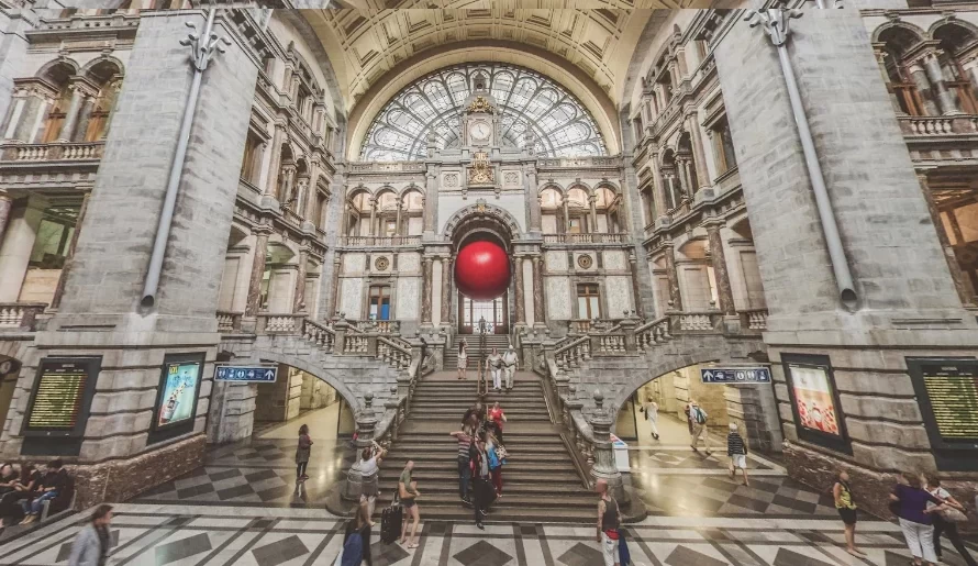 Antwerpen-Centraal, una estación palaciega en Amberes, Bélgica