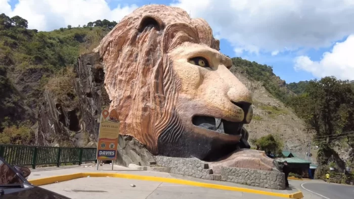 escultura roca leon