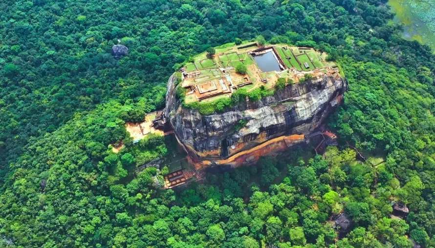 Sigiriya, la majestuosidad de la Roca del León desde al aire