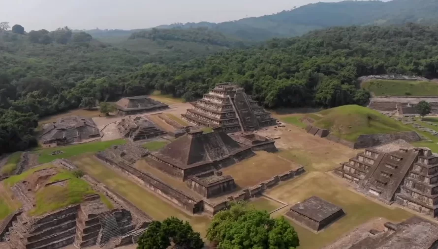 Pirámide de los Nichos y El Tajín desde el aire, en Veracruz, México