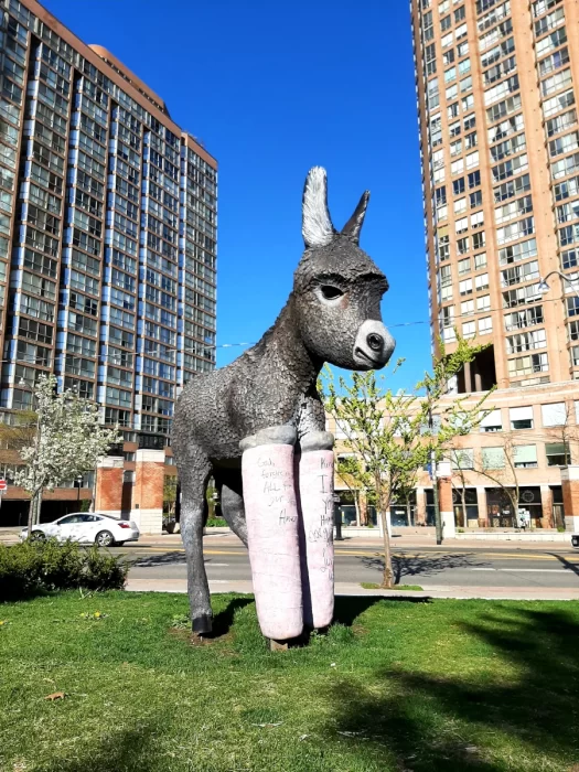 burro primrose estatua