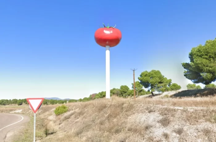 monumento tomate gigante